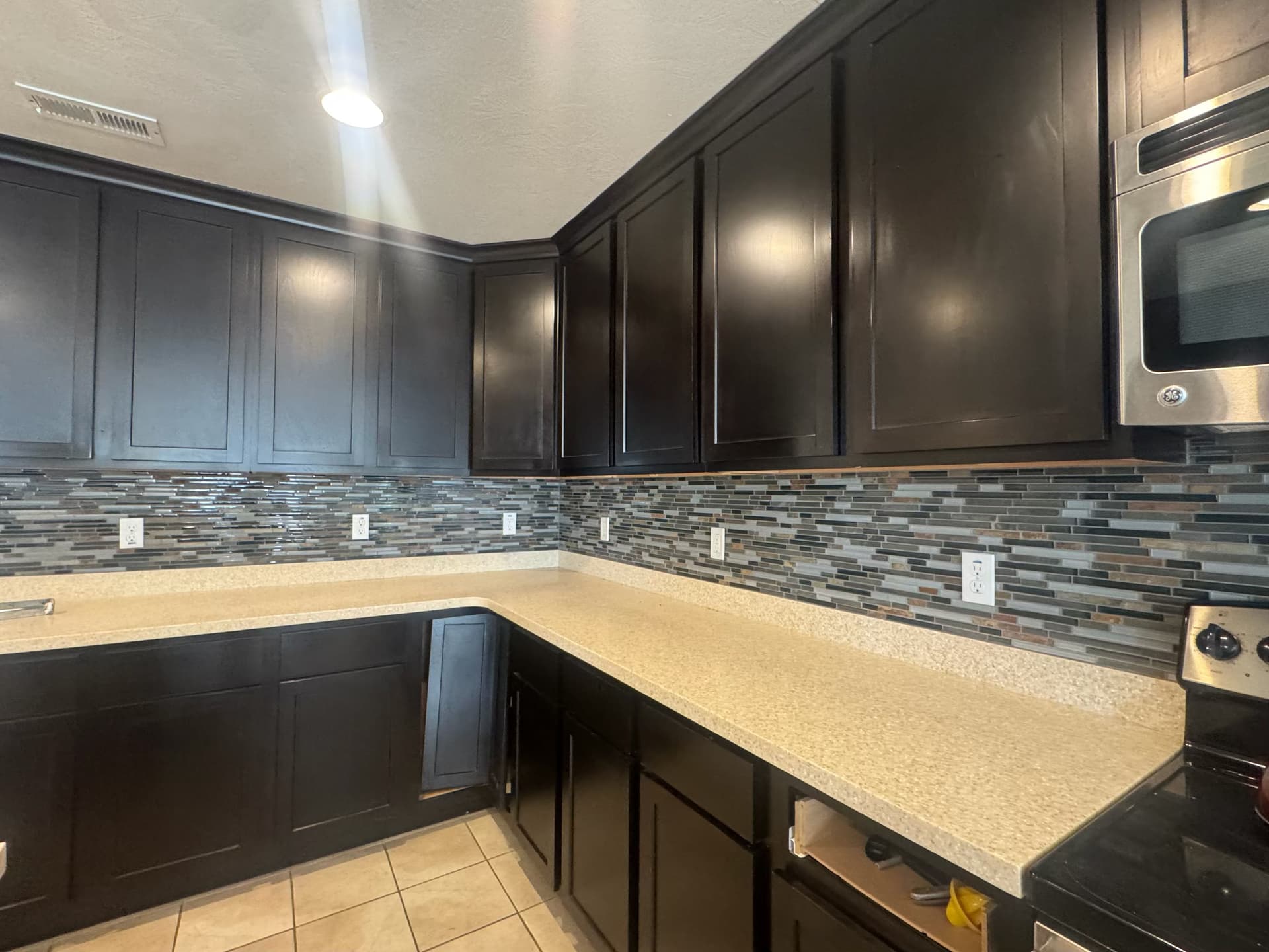 Gallery photos for A Fresh Kitchen Backsplash That Actually Does Its Job: Image #2