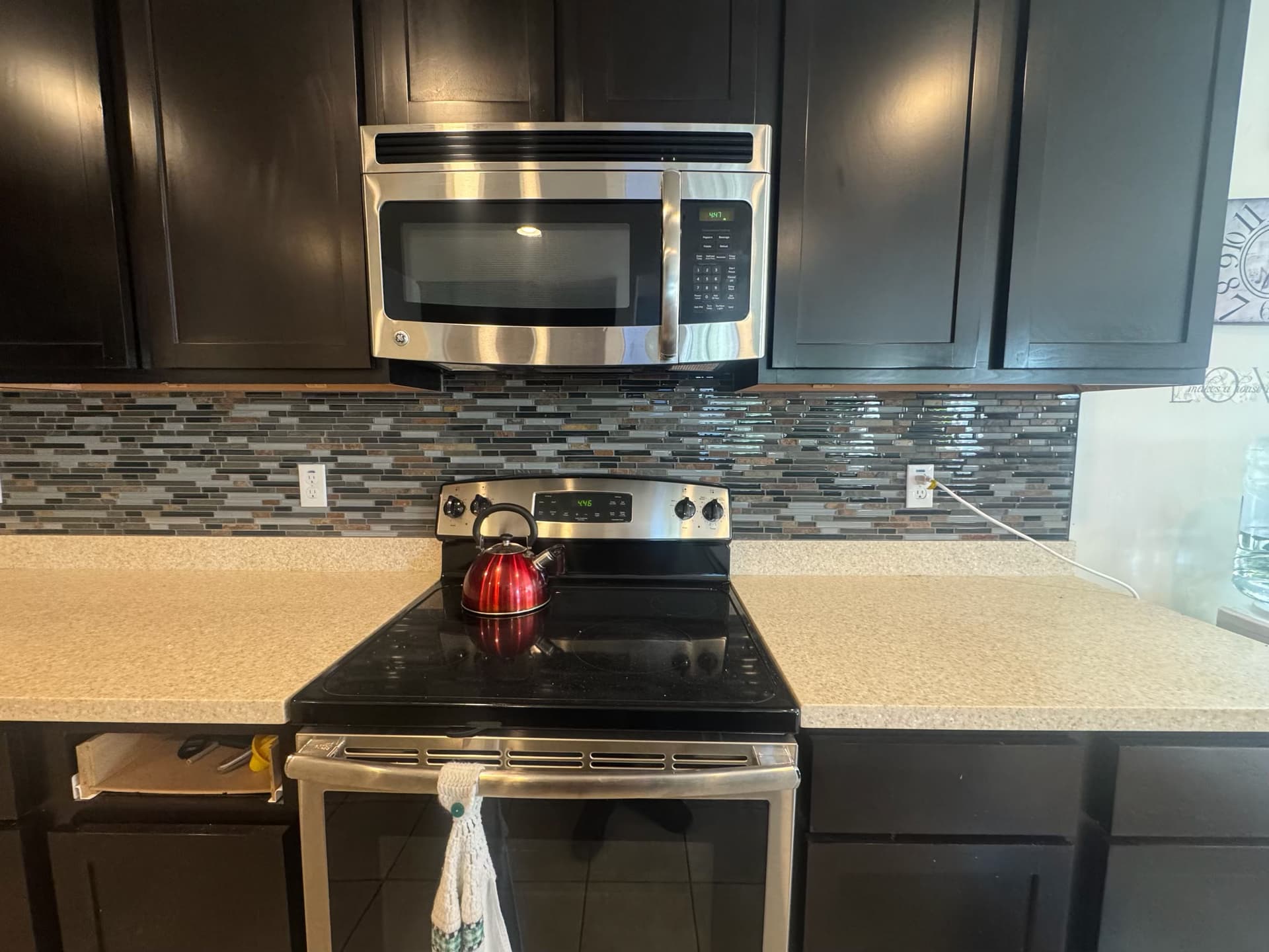 Gallery photos for A Fresh Kitchen Backsplash That Actually Does Its Job: Image #1