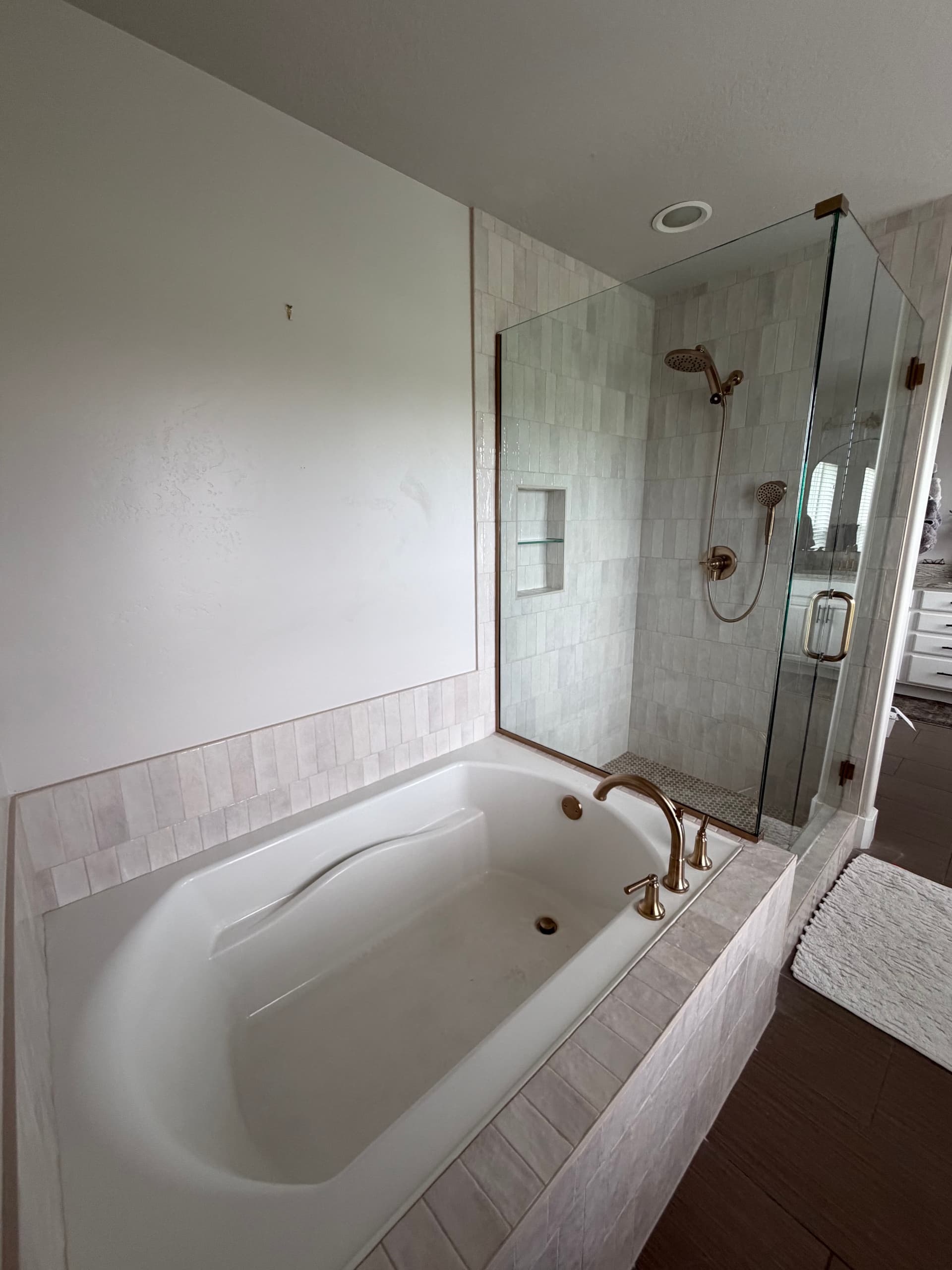 Gallery photos for From Builder-Basic to Spa-Worthy Tub and Shower Remodel: Image #4